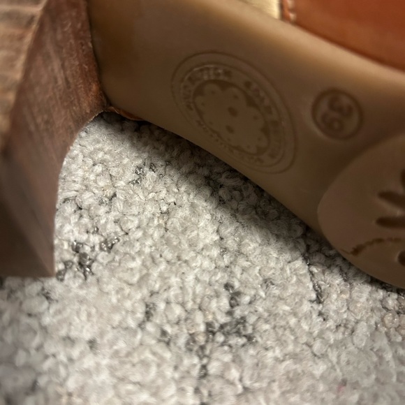 Gold Button 8.5 leather ankle booties w/floral detail excellent used condition - Picture 14 of 15